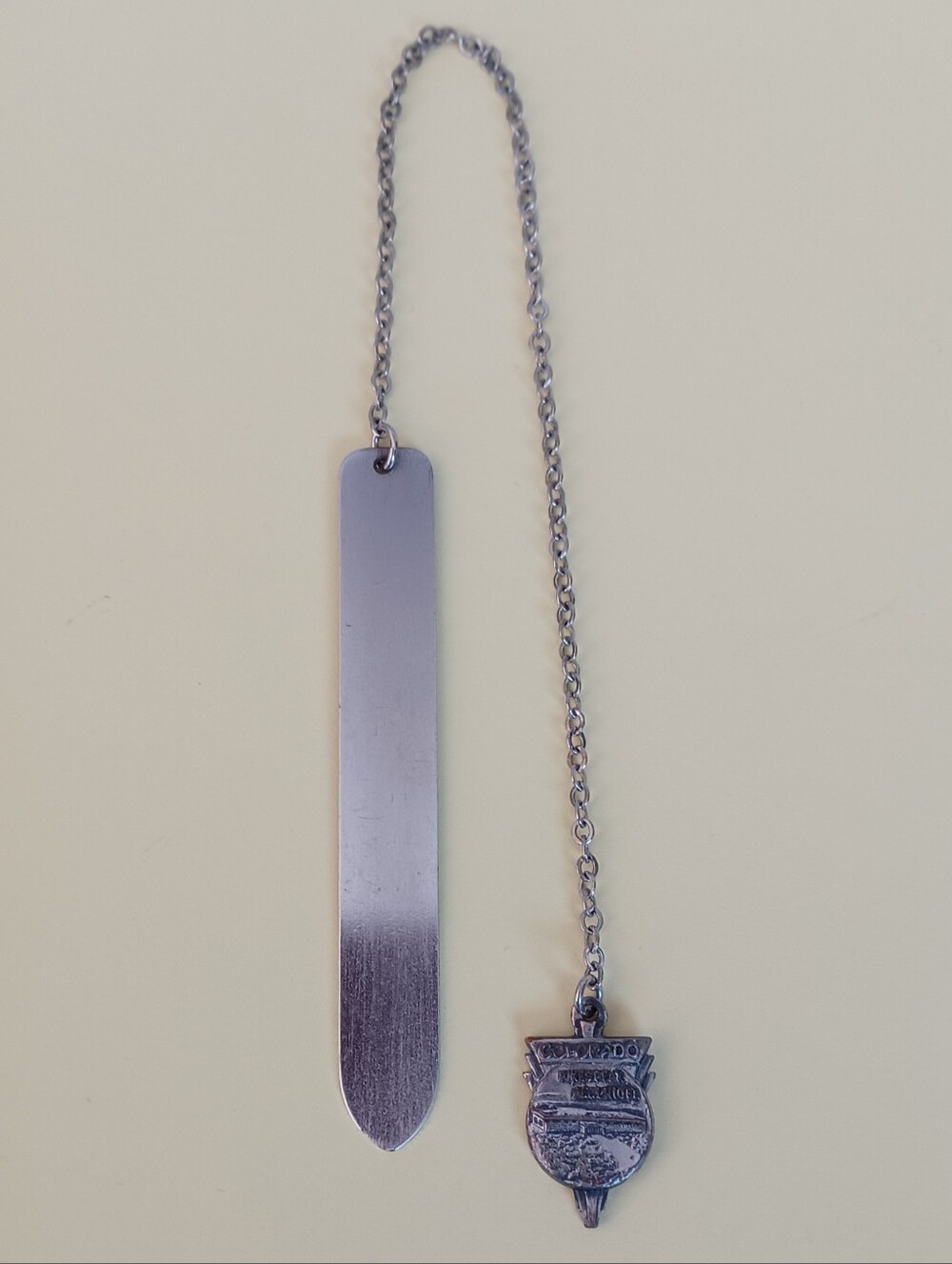 VINTAGE SOUVENIR SILVERTONE COLORADO PIKES PEAK ALT. 14110 FT CHAIN BOOKMARK